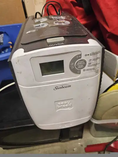 Bake your own bread with this used Sunbeam Easy Bread bread maker! It features multiple settings for...