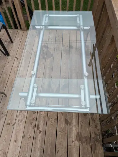 beautiful modern looking dining table with extendable glass top, 30" H x 55" L + 24" with extension...