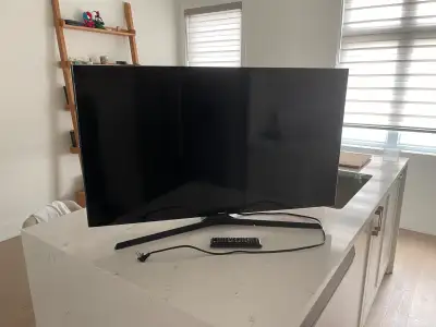40" Samsung Full HD Flat Smart TV J5200 Series 5 w/Remote, View more