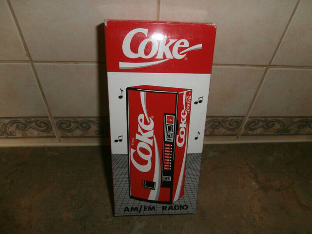 COCA COLA VENDING MACHINE RADIO in Arts & Collectibles in Hamilton - Image 3