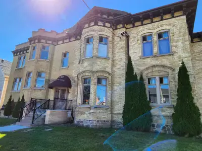 ROOM RENTAL! Spacious Room with Ton's of windows! LOCATION!