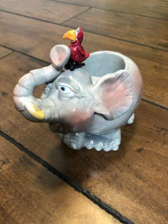 Rare Vintage Disney Aladdin Candle Holder Elephant And Parrot dans Art et objets de collection  à Burnaby/New Westminster