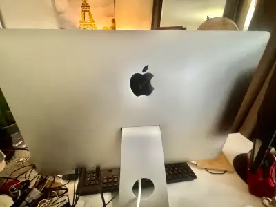 Apple iMac 27-inch Retina 5K (Late 2015) Specifications: • Display: Stunning 27-inch 5K Retina Displ...
