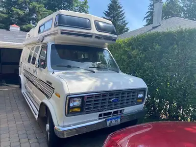 Ford CVS 1989 5.8 L Motorisé bien entretenu Pneus neufs. Bonne condition. $10 000.00 Ville d'Anjou