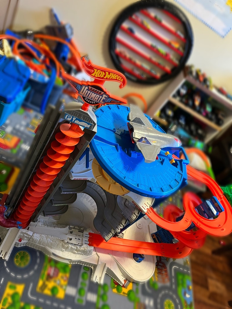 Hot wheels large car garage storage working Toys & Games Calgary