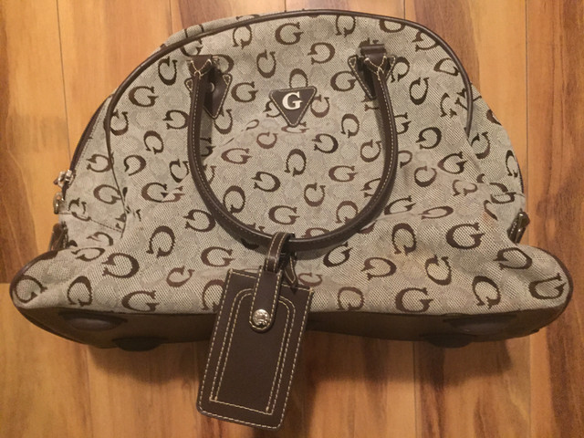 GUESS $60 o.b.o. TRAVEL BAG in Women's - Bags & Wallets in City of Toronto - Image 2