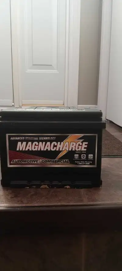 Batterie 12 volts neuve. Raison de la vente léger accident en sortant du garage et auto déclaré pert...