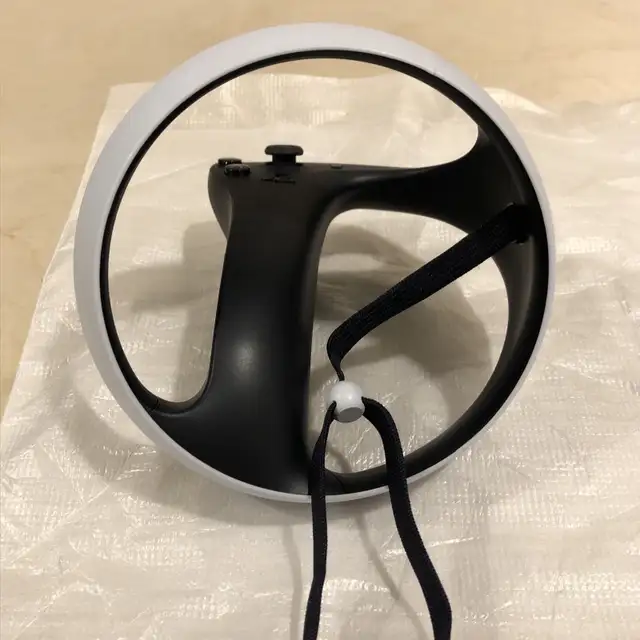 Sony PlayStation PS5 PS VR2 Right Sense Controller with Strap in Sony Playstation 5 in Ottawa - Image 4