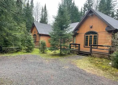 Superbe chalet situé au lac supérieur, deux chambres salon salle à manger cuisine, salle de bain com...