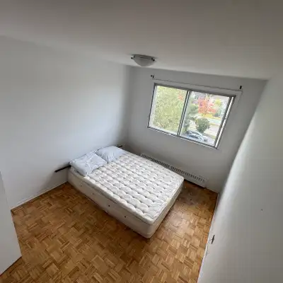 Bonjour, j’ai une chambre fermée dans une 4 1/2 en 3 eme étage tout inclus à Longueuil proche de mét...