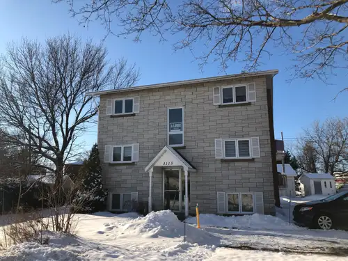 Venez visiter ce charmant 3 1/2 à louer situé dans le quartier paisible de Duberger. Cet appartement...
