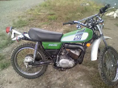 1974/1975 Yanaha DT 100 Enduro Gas/oil mix/does not run/used to run smooth and pretty quick/ 2 pics...
