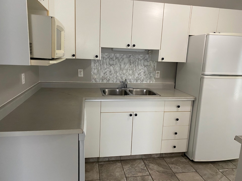 Renovated 3BRS/1.5Bath/Basment/Parking closeMillwood Town centre 4
