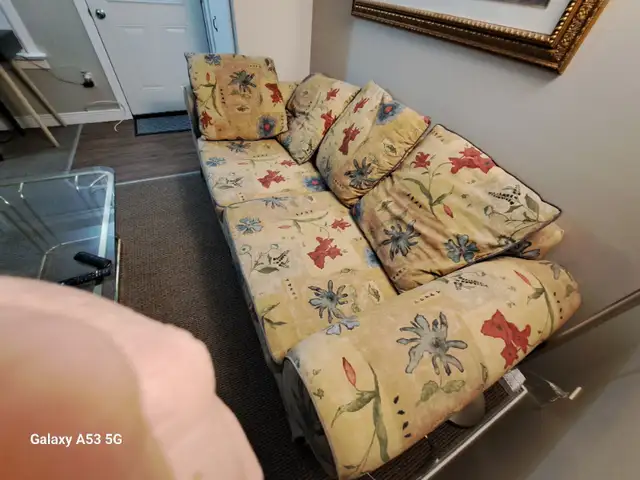 couch/ chesterfield in Couches & Futons in Napanee - Image 4