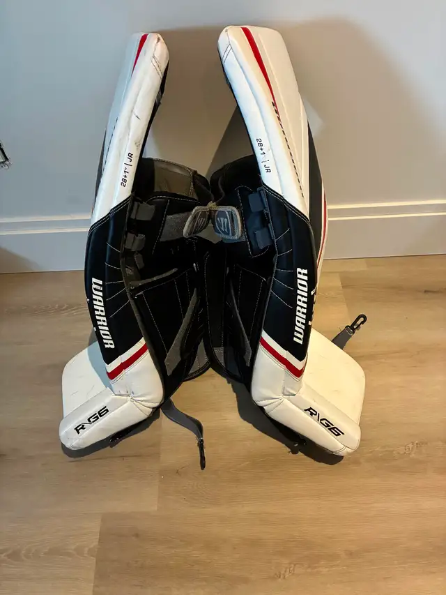 Goalie Pads, Blocker , left handed mitt and a Goalie mask in Hockey in Laval / North Shore - Image 4