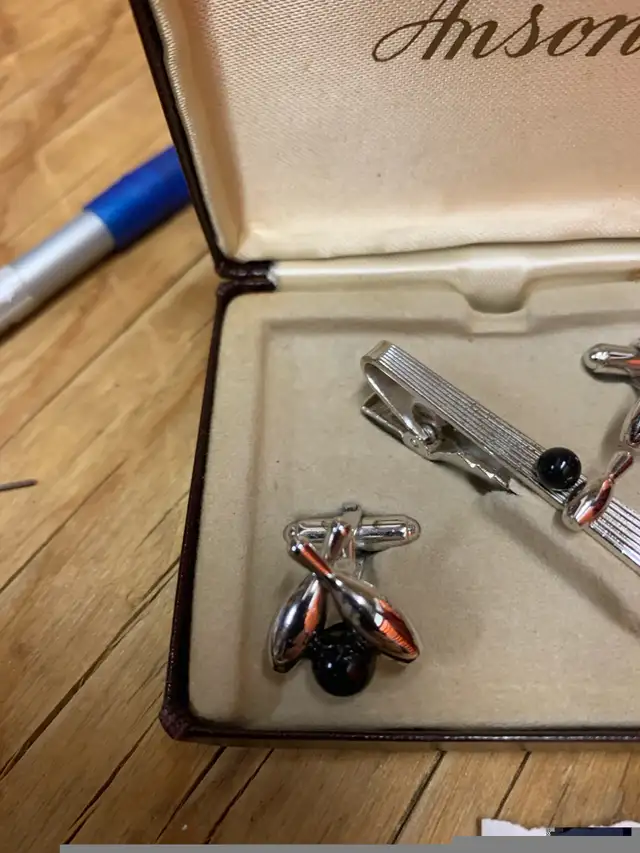 Bowling tie clip and cuff links- silver tones in Jewellery & Watches in City of Montréal - Image 3