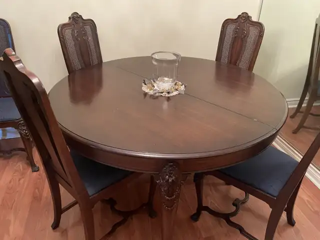 Antique mahogany dining room table with chairs in Dining Tables & Sets in City of Toronto - Image 2