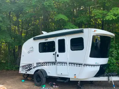 Superbe roulotte qui se compare a une alto de Safari Condo car très légere. Modèle haut de gamme Rov...