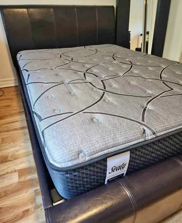 Queen matelas nuaf in Beds & Mattresses in City of Montréal - Image 2