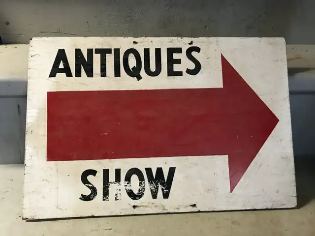 VINTAGE WOOD SIGN -  "ANTIQUES SHOW" WITH ARROW in Arts & Collectibles in Mississauga / Peel Region - Image 2