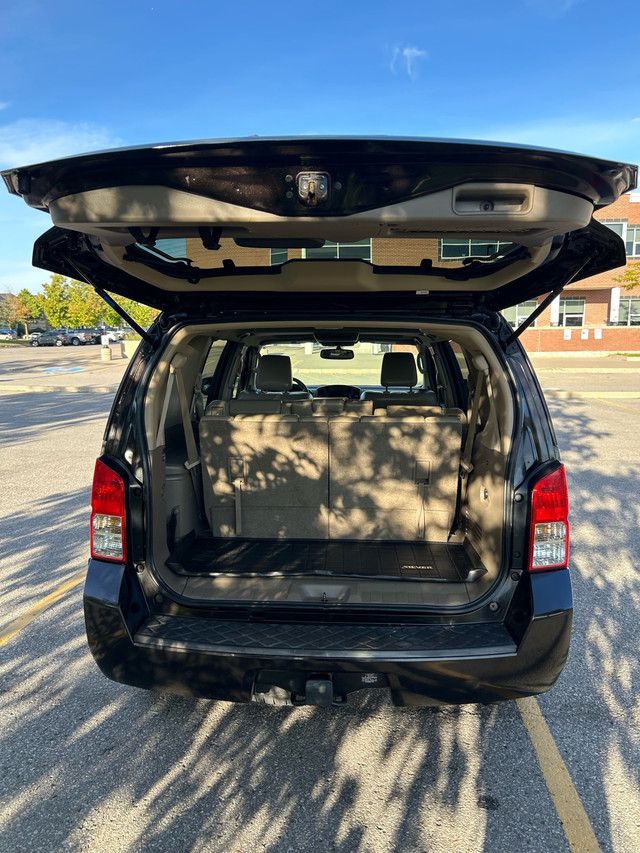 2011 Nissan Pathfinder Silver LE in Cars & Trucks in Oshawa / Durham Region - Image 4