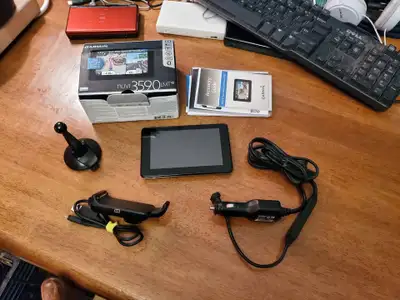 GPS Garmin Nuvi 3590LM avec carte illimité. US, Canada & Mexico, 3D et carte micro SD 16gb en bon ét...