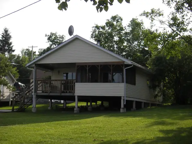 Cabins for rent in the North Whiteshell along the Winnipeg River in Manitoba in Canada - Image 6