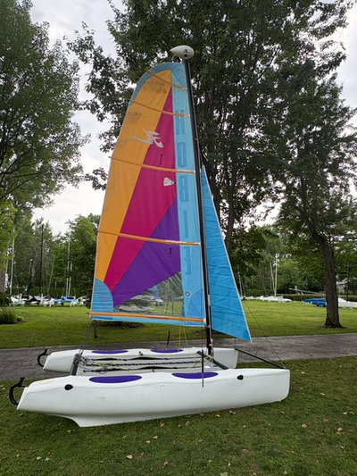 Catamaran Hobie Wave en excellente conditoin complètement remis à neuf. Trampoline neuve, cordages e...