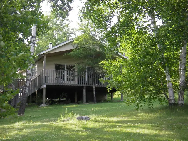 Cabins for rent in the North Whiteshell along the Winnipeg River in Manitoba in Canada - Image 3