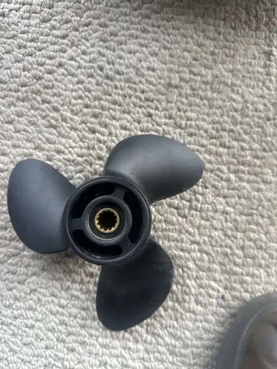 Brand new. Never been installed. 3 blade 12 spline. 7.8” diameter 7 pitch prop. Fits most smaller ou...