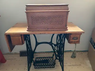 Antique Singer Sewing Machine with Pedal Foot – A Classic Piece of Craftsmanship Step into the world...