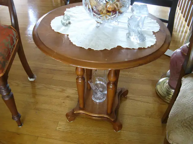 Table ronde en bois. Hauteur : 22 pouces. Diam : 24 pouces. in Other Tables in Trois-Rivières - Image 3