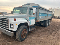 1981 International Tandem grain truck