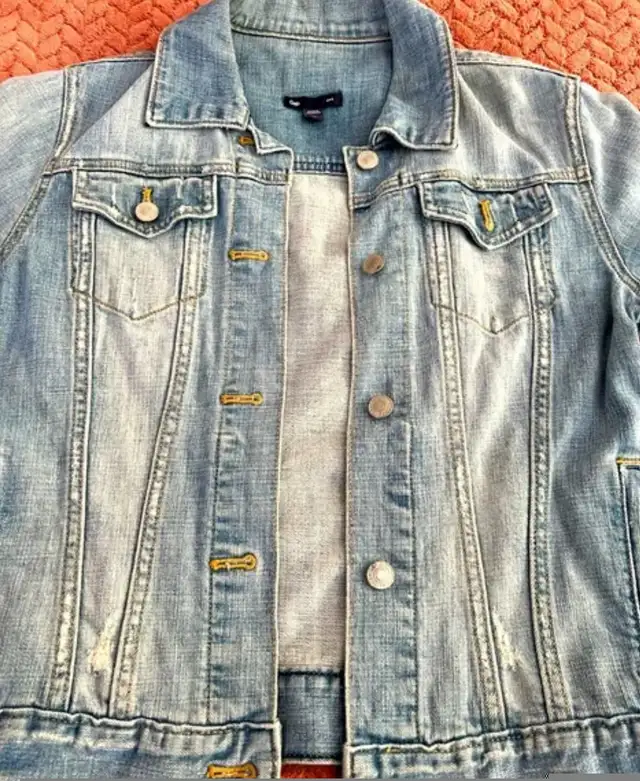 Gap Jean Jacket in Women's - Tops & Outerwear in Oshawa / Durham Region - Image 4