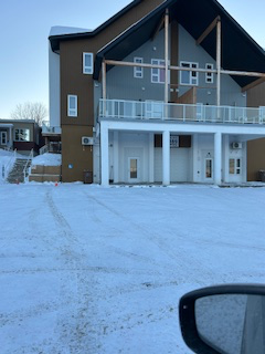 Inclus: lav-sech, lave-vaisselle, cuisinière, frigo, micro-ondes, télé. Sationnement disponible.