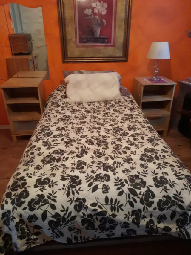 Set de chambre lit simple ,bureau , table de chevet et matelas in Beds & Mattresses in Laval / North Shore - Image 2
