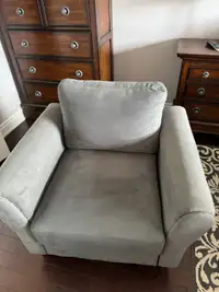 Arm chair with 2 ottoman.