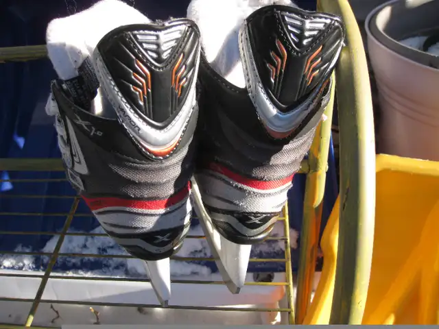 Youth BAUER VAPOR X 1.0 Ice Hockey Skates Size Y 7 R GC in Hockey in Winnipeg - Image 7