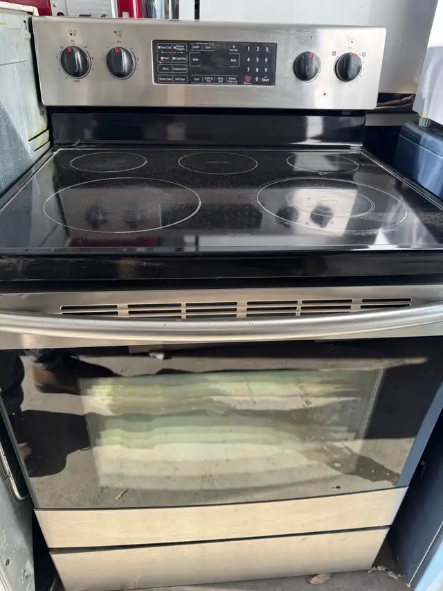 Whirlpool Electric Range in Stoves, Ovens & Ranges in Calgary - Image 2