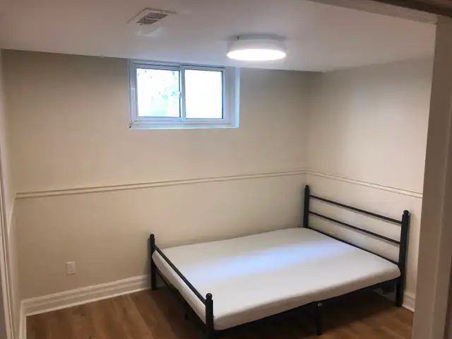 VERY BRIGHT ROOM NORTH YORK BATHURST/STEELES NEAR PLAZA/BUS