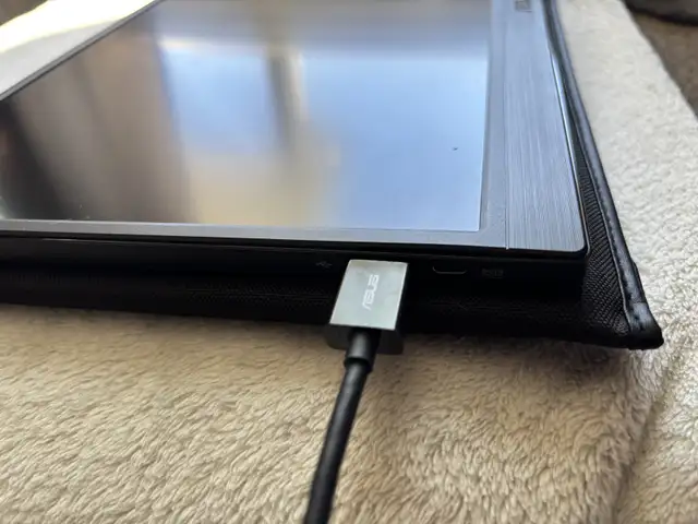 asus portable monitor mb165b in Monitors in Cambridge - Image 3