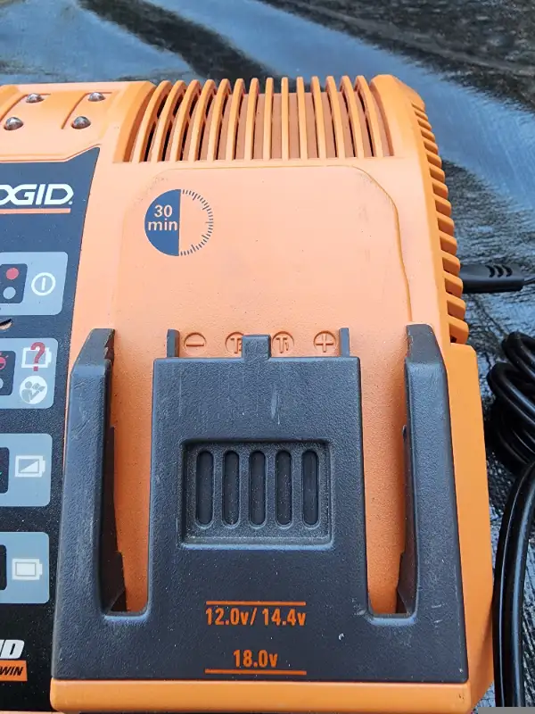 Ridgid Double Bank Rapid Max 12V, 14.4V & 18V Battery Charger in Power Tools in Windsor Region - Image 5