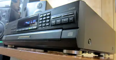 OPTICAL AND ANALOG OUTPUTS; FAMOUS MASH DAC CLEAN, SERVICED, WORKS AND SOUNDS LIKE NEW The price is...