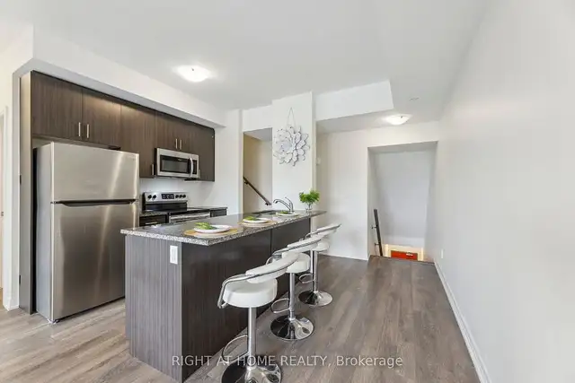 3 Bedroom Townhouse Overlooking Green space for Sale! in Condos for Sale in Oshawa / Durham Region - Image 7