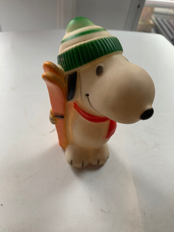 1966 Squishy Plastic Rubber Snoopy Dog Holding Skis Squeaky Toy in Arts & Collectibles in City of Halifax - Image 2
