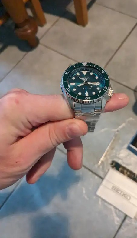 New Seiko green automatic watch with extra nato strap tool dans Bijoux et montres  à Longueuil/Rive Sud - Image 4
