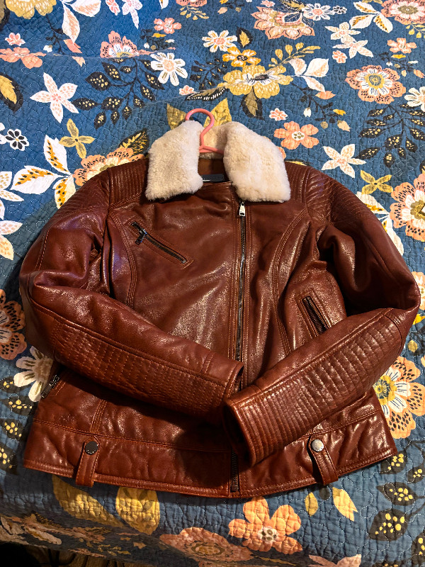 Danier leather jacket in Women's - Tops & Outerwear in Mississauga / Peel Region - Image 2