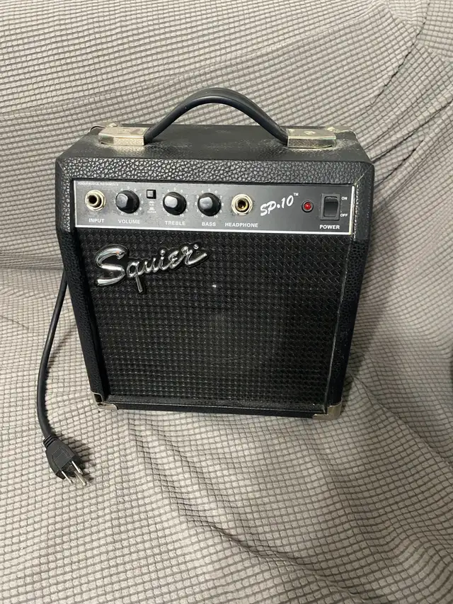 Squier SP-10 Guitar Amplifier in Amps & Pedals in City of Toronto - Image 2