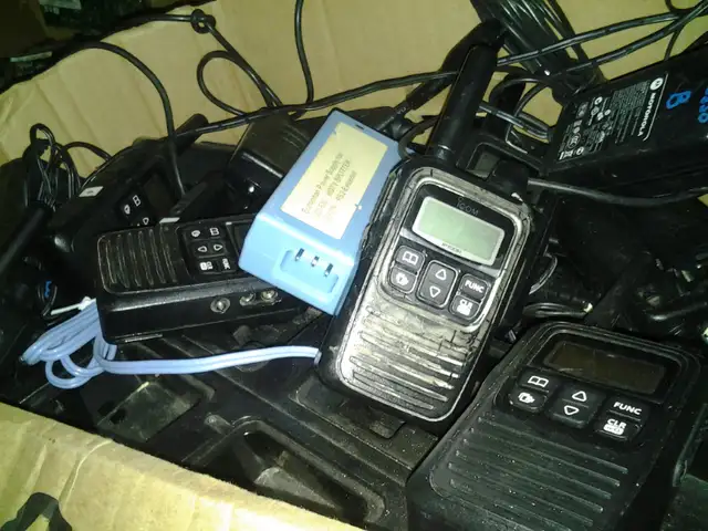 icom uhf radios $50 motorola xpr vhf radios $80 motorola uhf mic in Other in City of Montréal - Image 6