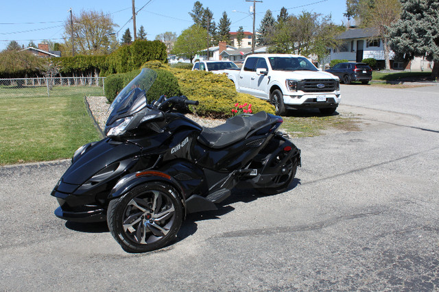 2014 Can-Am Spyder STS Only 4400 kms! in Sport Touring in Kelowna - Image 2